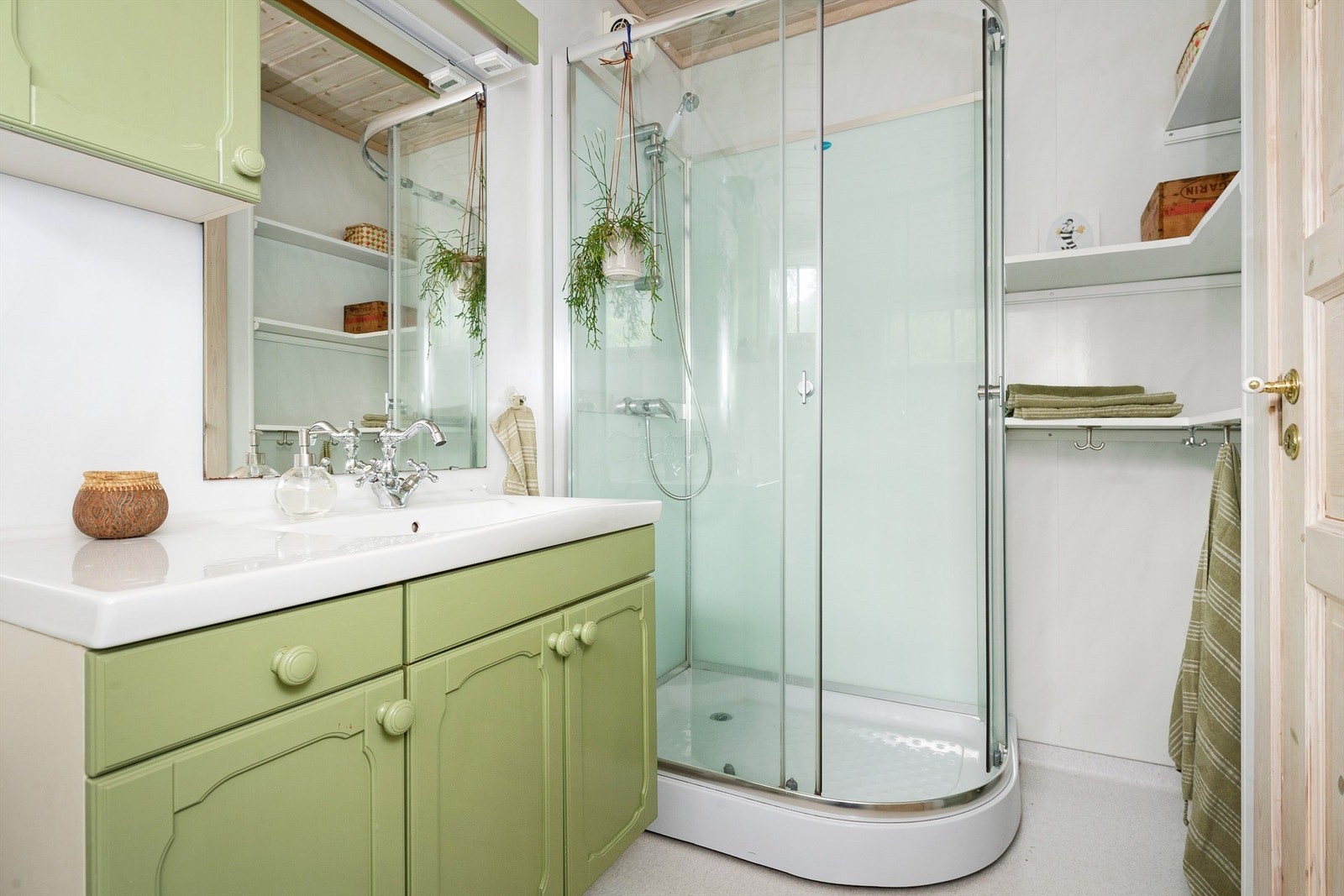 Bad med dusjkabinett Galleribilde