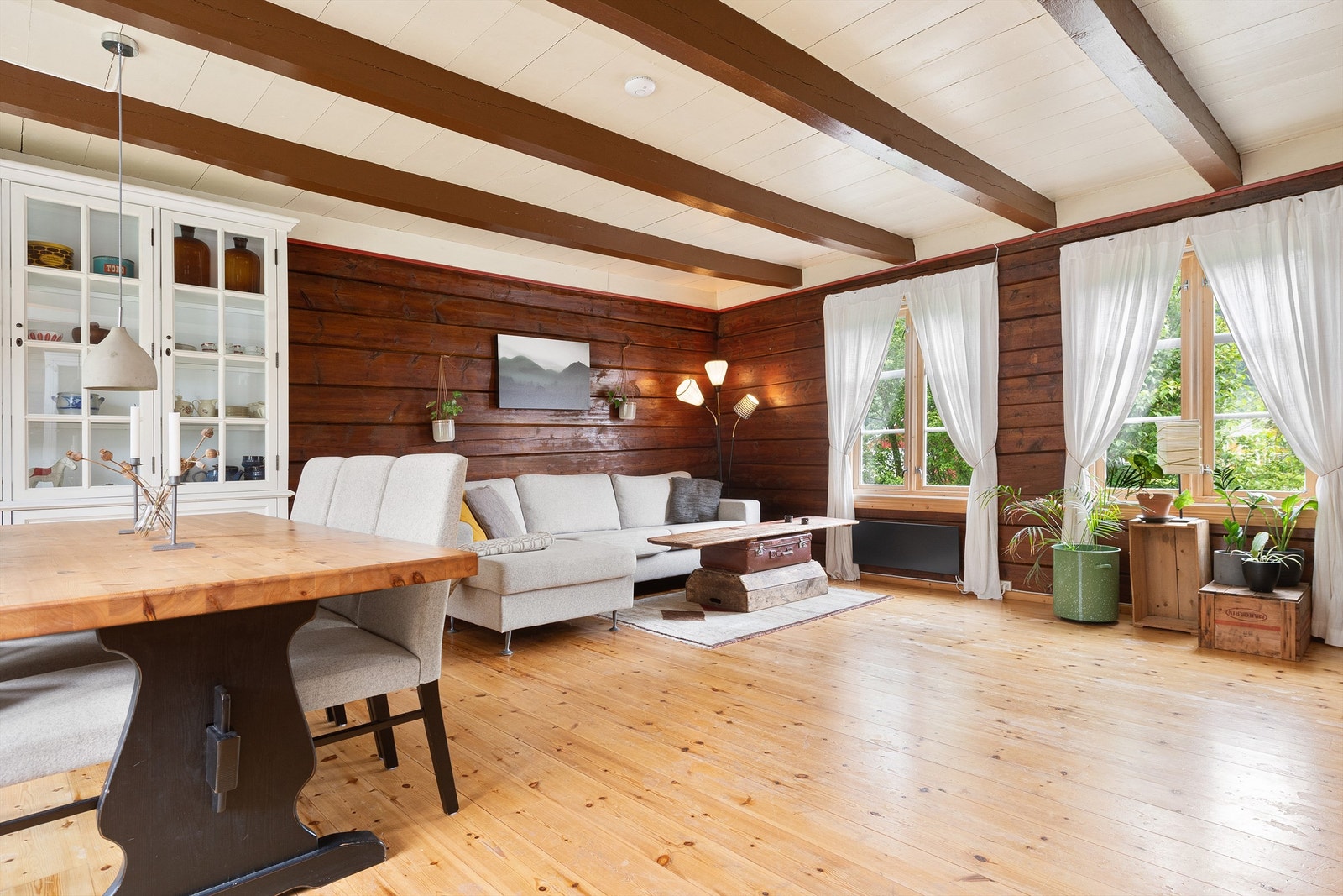 Koselig stue med tømmervegger og synlige bjelker i tak Galleribilde