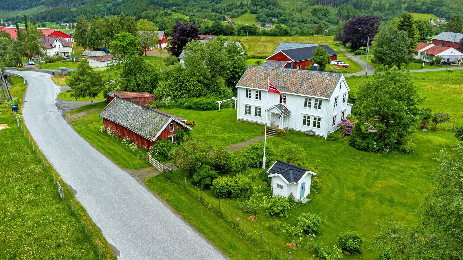 Idyllisk og attraktivt småbruk i nydelige omgivelser i Tresfjord Galleribilde