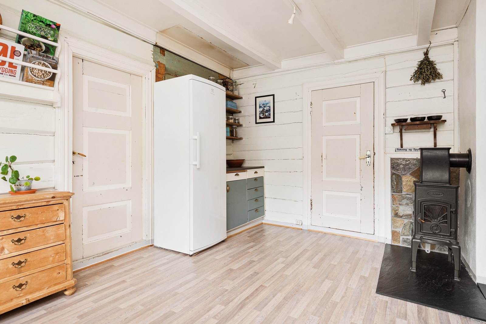 Kjøkkenet har også vedovn Galleribilde