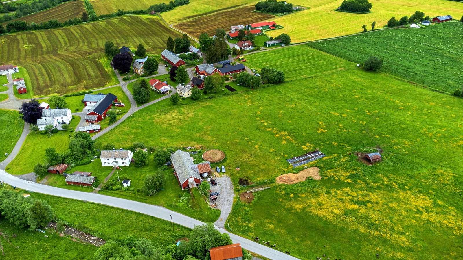 Tilbygget/utstikket på løa mot sør (til høyre på bildet) ble revet ned med stormen "Ingunn" i februar 2024. Bilde er tatt i 2022. Galleribilde