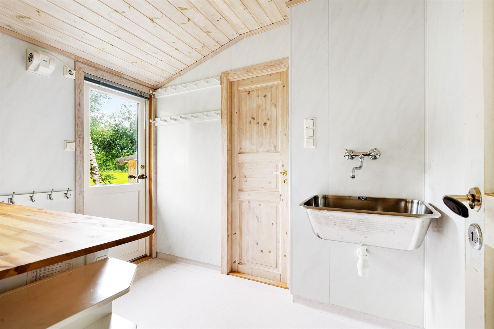 Vaskerom med utgang Galleribilde