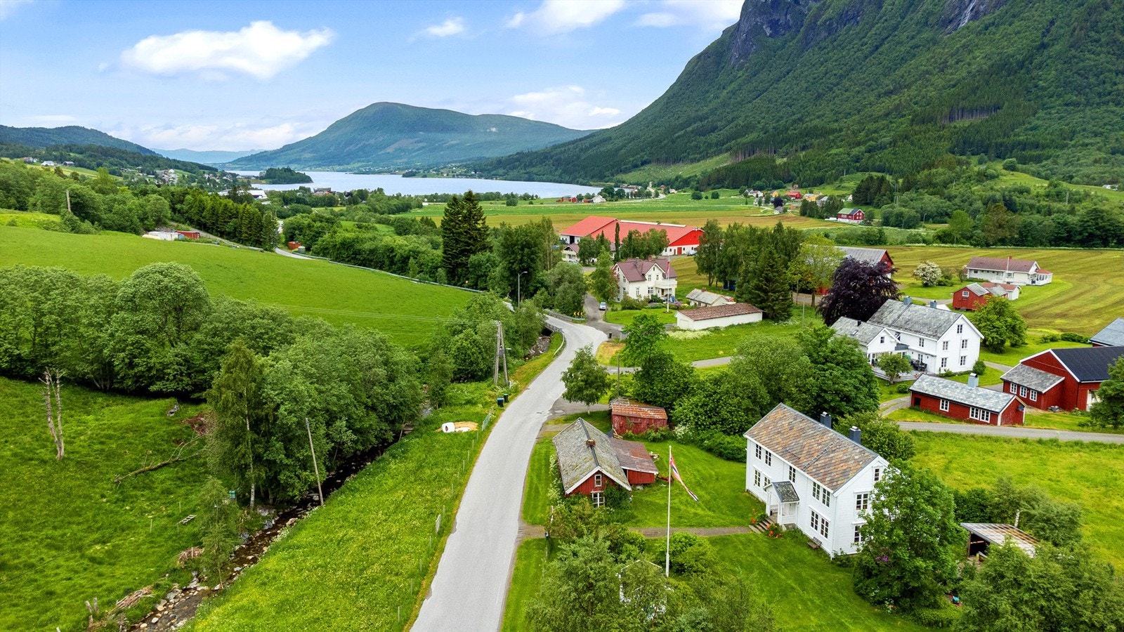 Midt mellom fjord og fjell. Kort vei til begge deler! Galleribilde