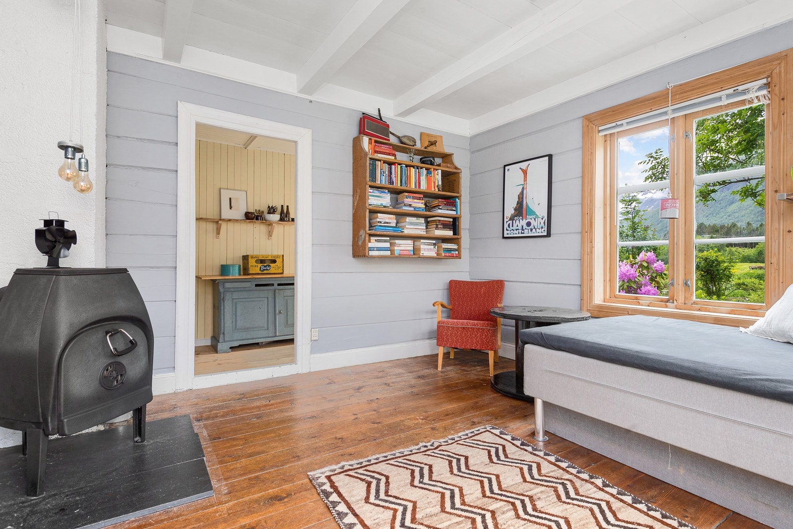 Stue 2 med vedovn og inngang til kontor Galleribilde