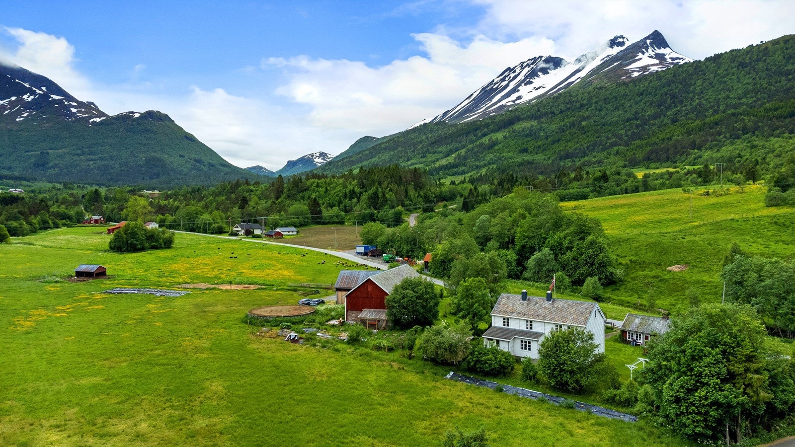 En liten kjøretur unna turmuligheter på f.eks Kjersemfjellet, både om vinter og sommer Galleribilde