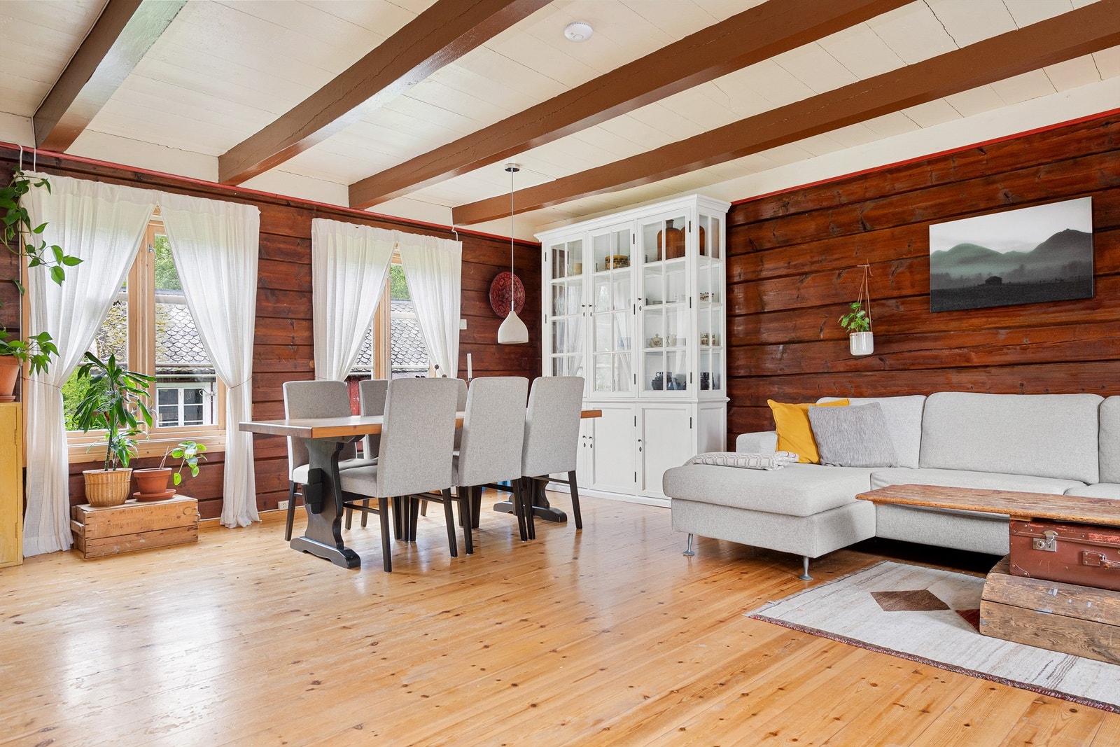 Stua har plass til både spisebord og sofagruppe Galleribilde