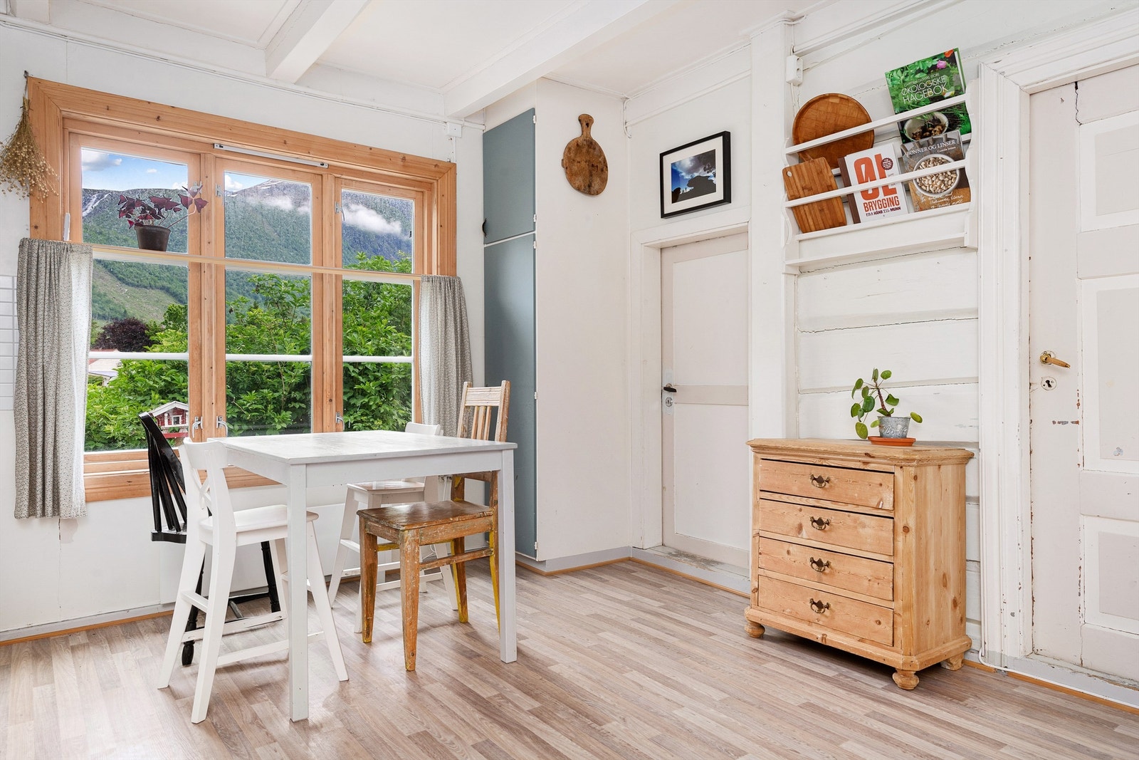 Lyst og trivelig kjøkken Galleribilde