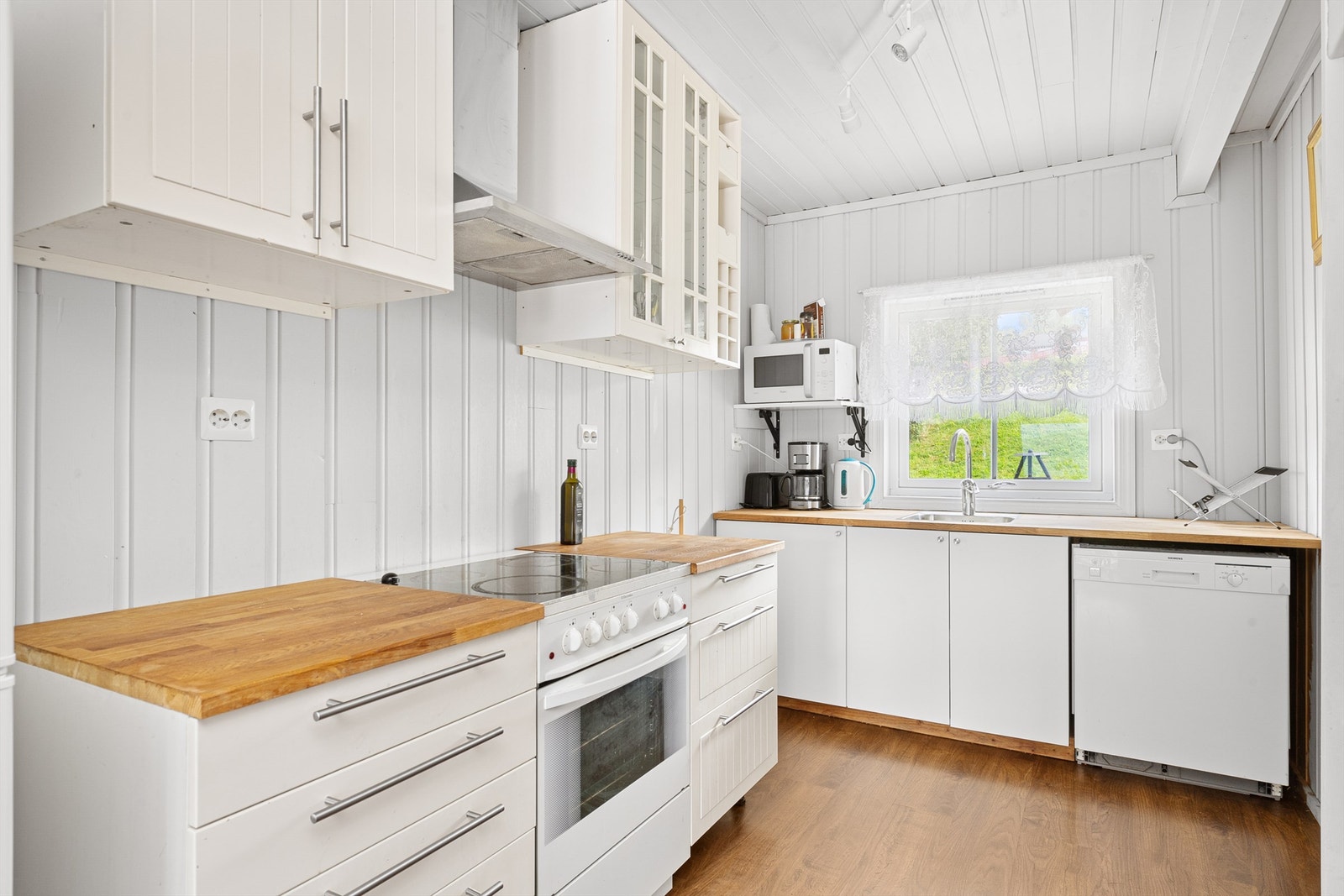 Kjøkkeninnredning i lys laminat og laminat benkeplate Galleribilde