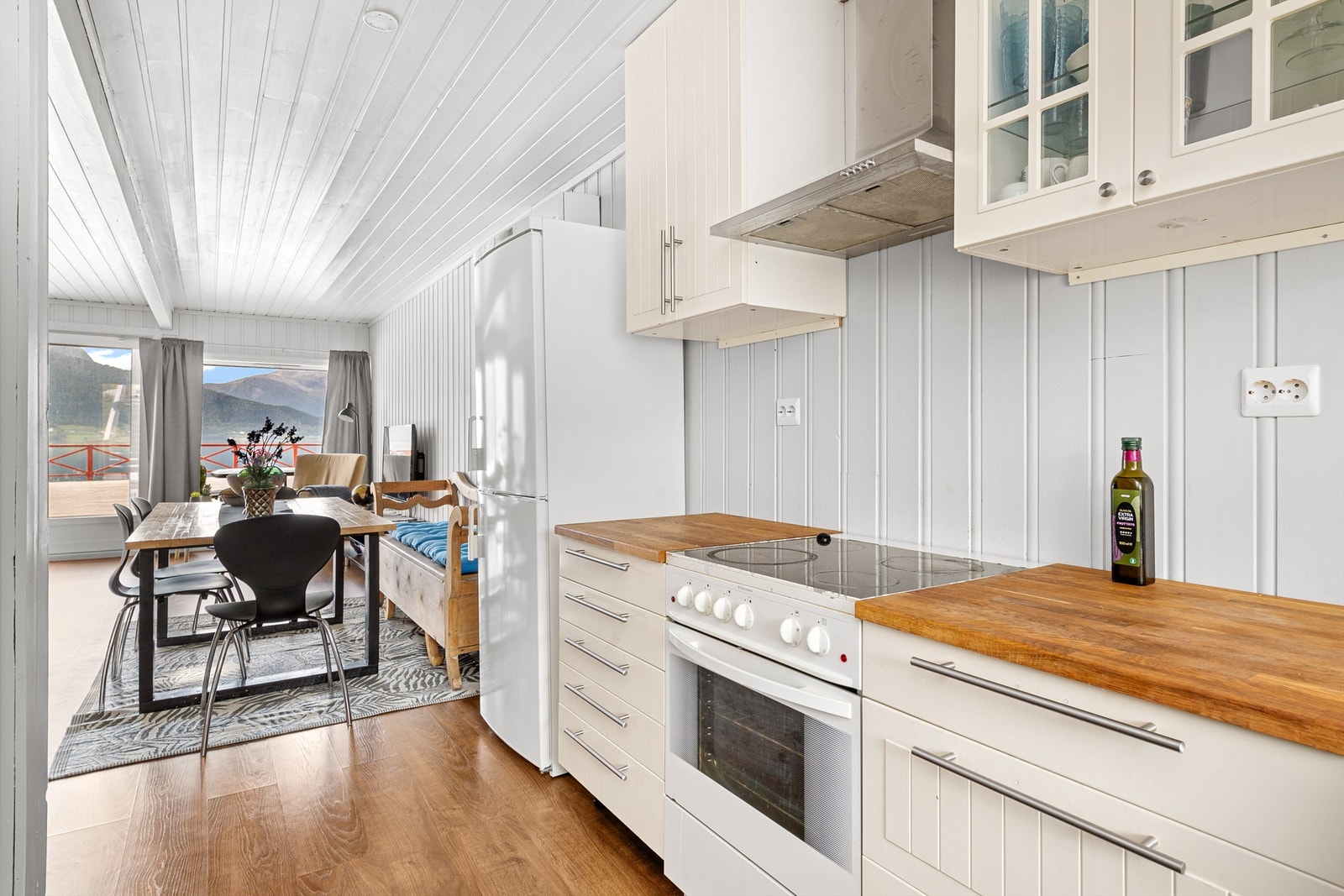 Innredningen har frittstående komfyr og oppvaskmaskin Galleribilde