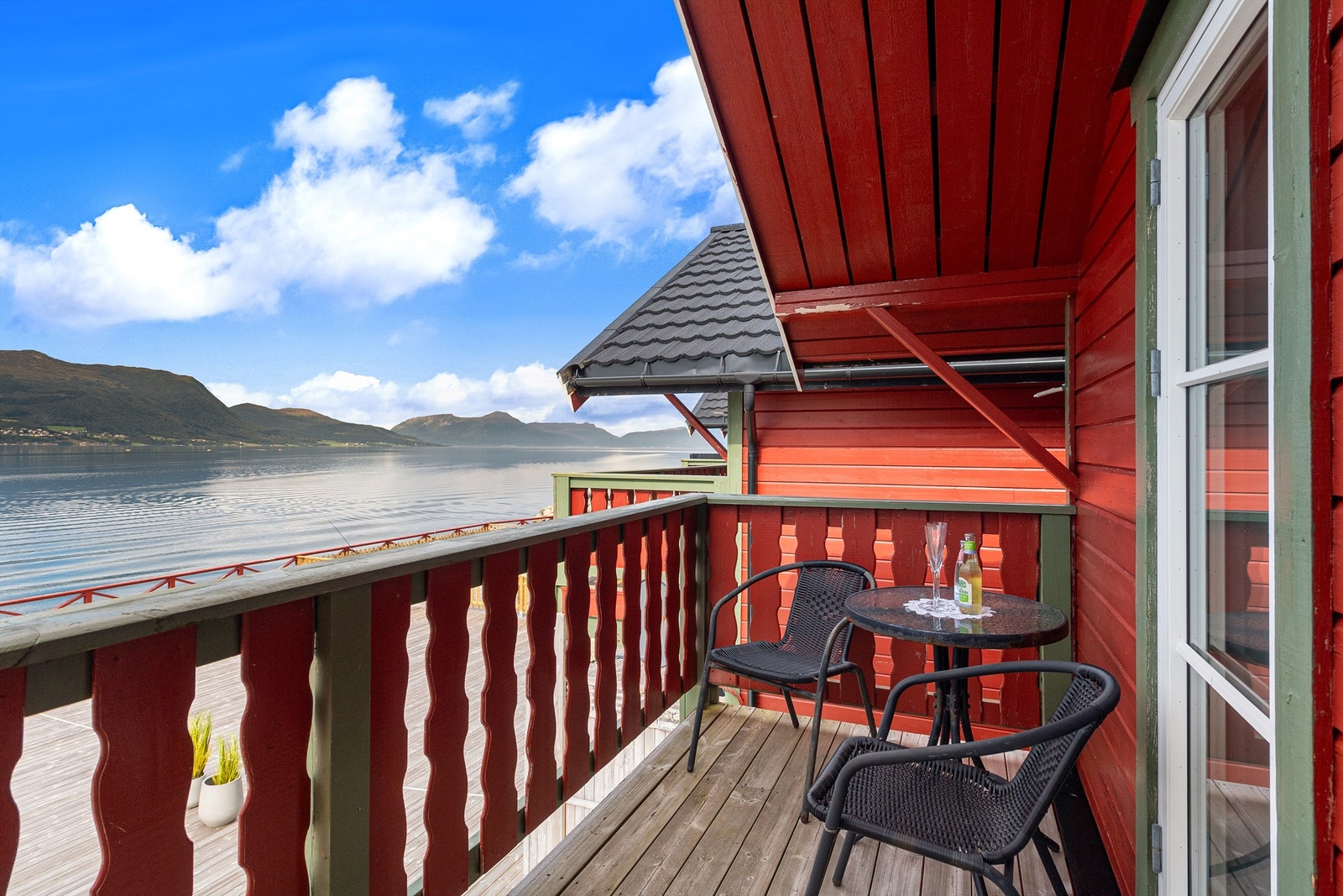 Delvis overbygd veranda i loftsetasjen Galleribilde