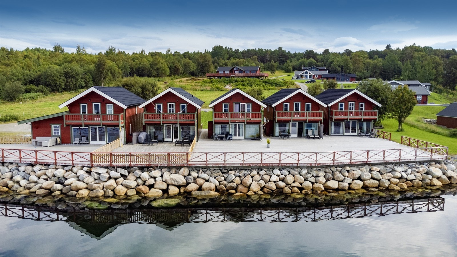 Rorbua har en svært romslig terrasse på 125 m², i tillegg er det en veranda i loftsetasjen Galleribilde
