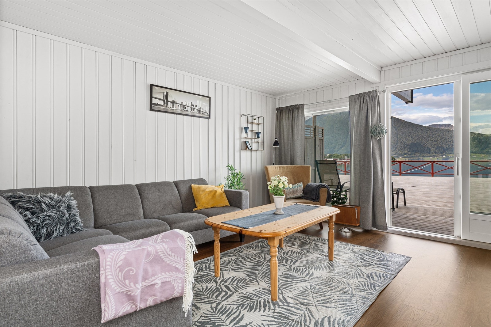 Fra stua er det utgang til romslig terrasse Galleribilde