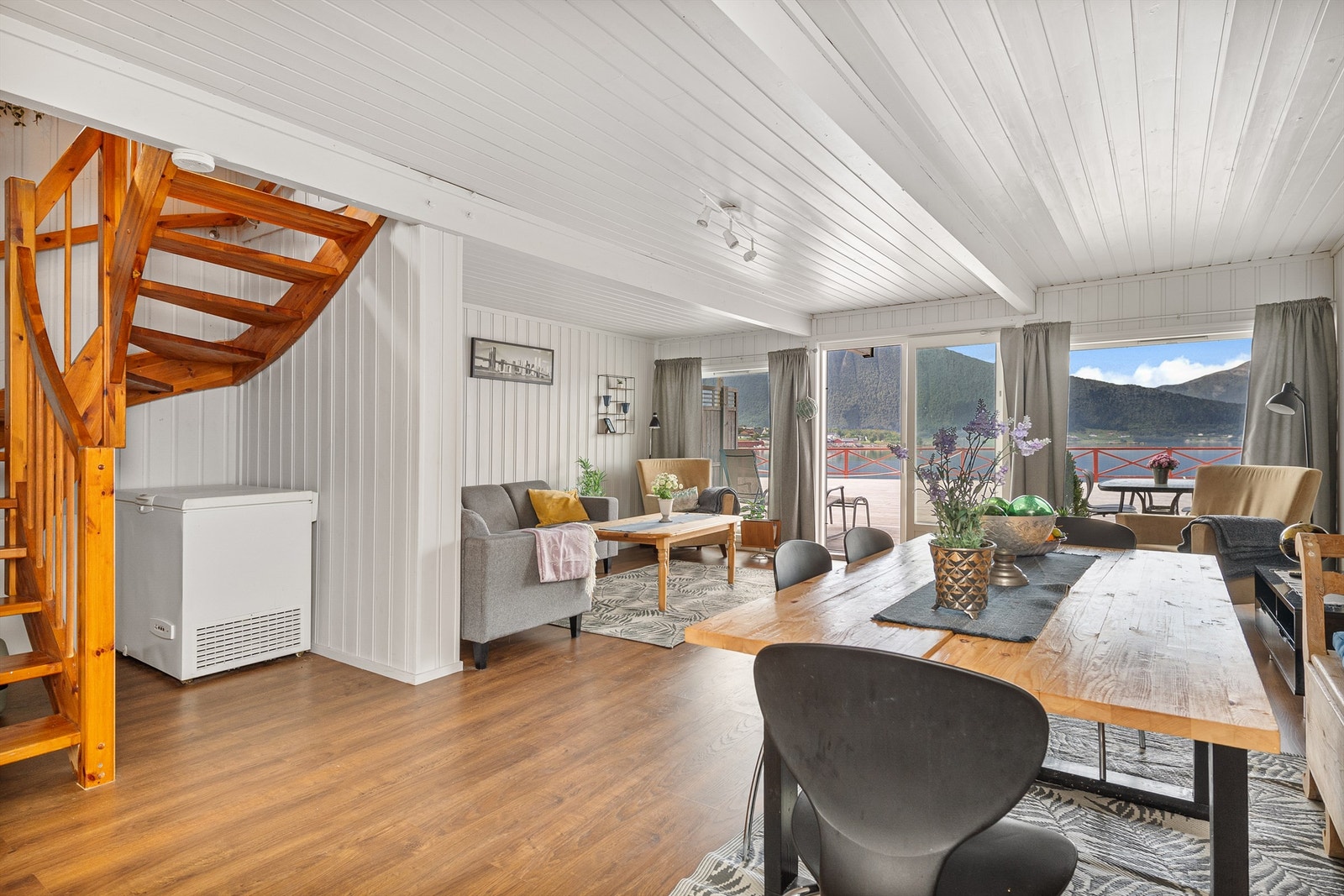 Store vindusflater slipper lyset inn Galleribilde