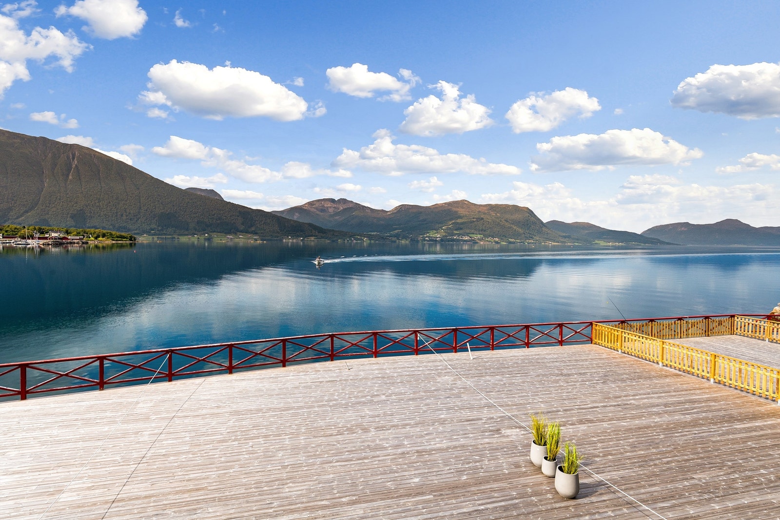 Kort vei fra stua og til fiskemuligheter! Galleribilde