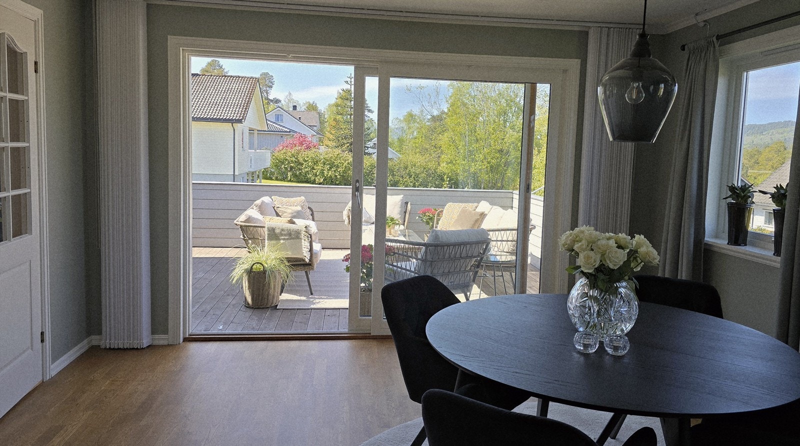Utgang med skyvedør fra stuen til veranda. Foto: Selger Galleribilde