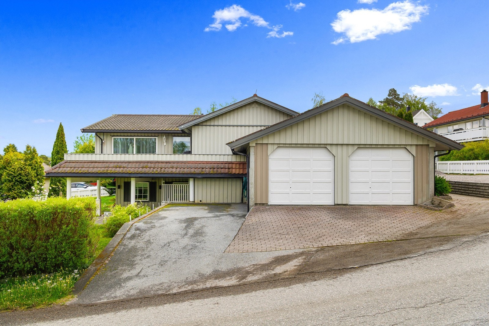 Eiendommen har dobbelgarasje. I tillegg er det også plass til å parkere ellers på tomta. Galleribilde