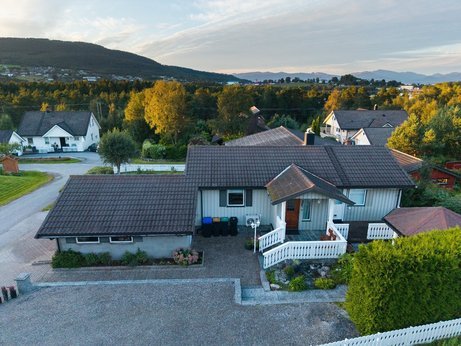 Det er opparbeidet parkeringsplass ved garasjen Galleribilde