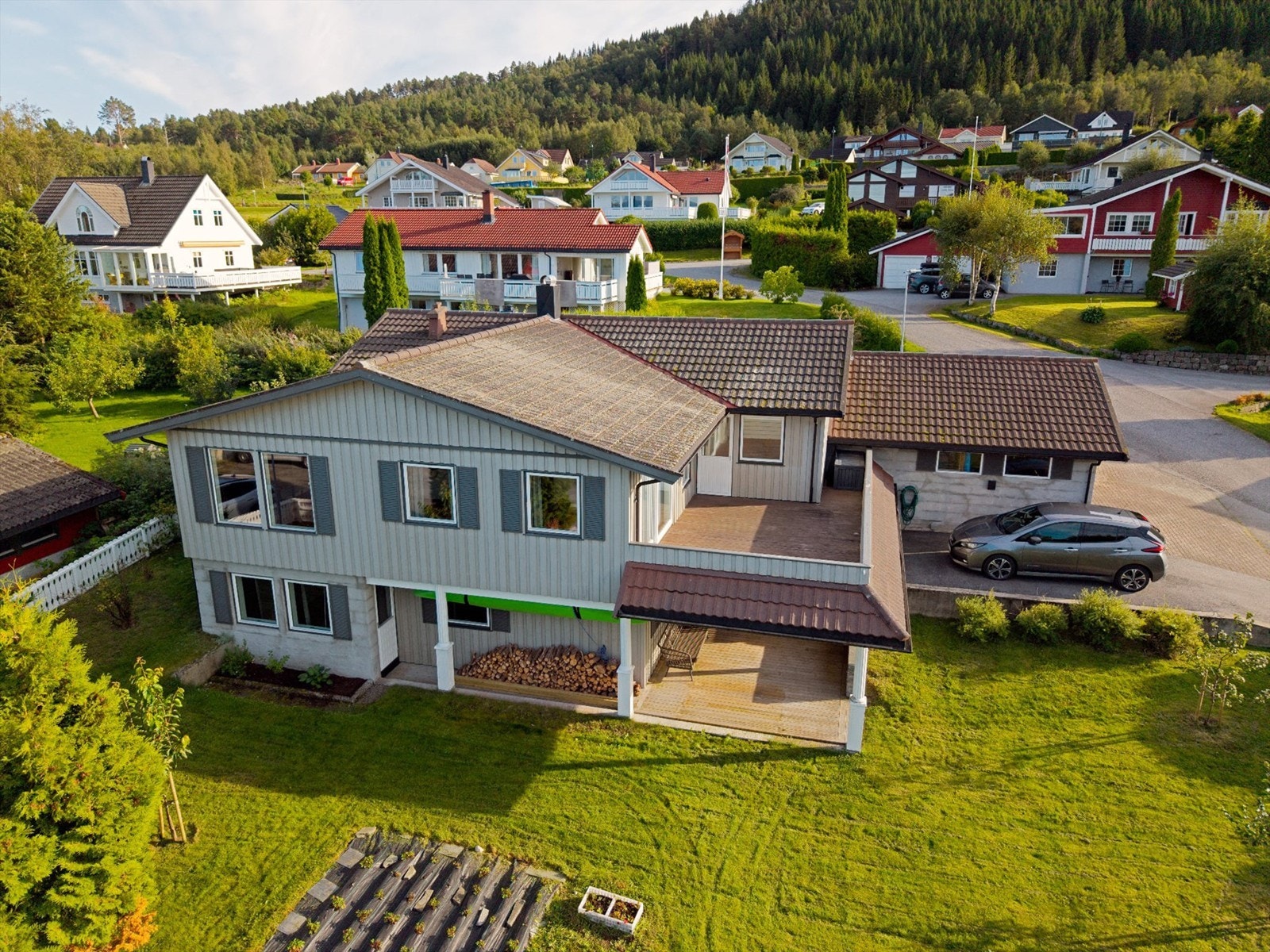 Boligen har en stor og fin hage, og ellers fine uteområder Galleribilde