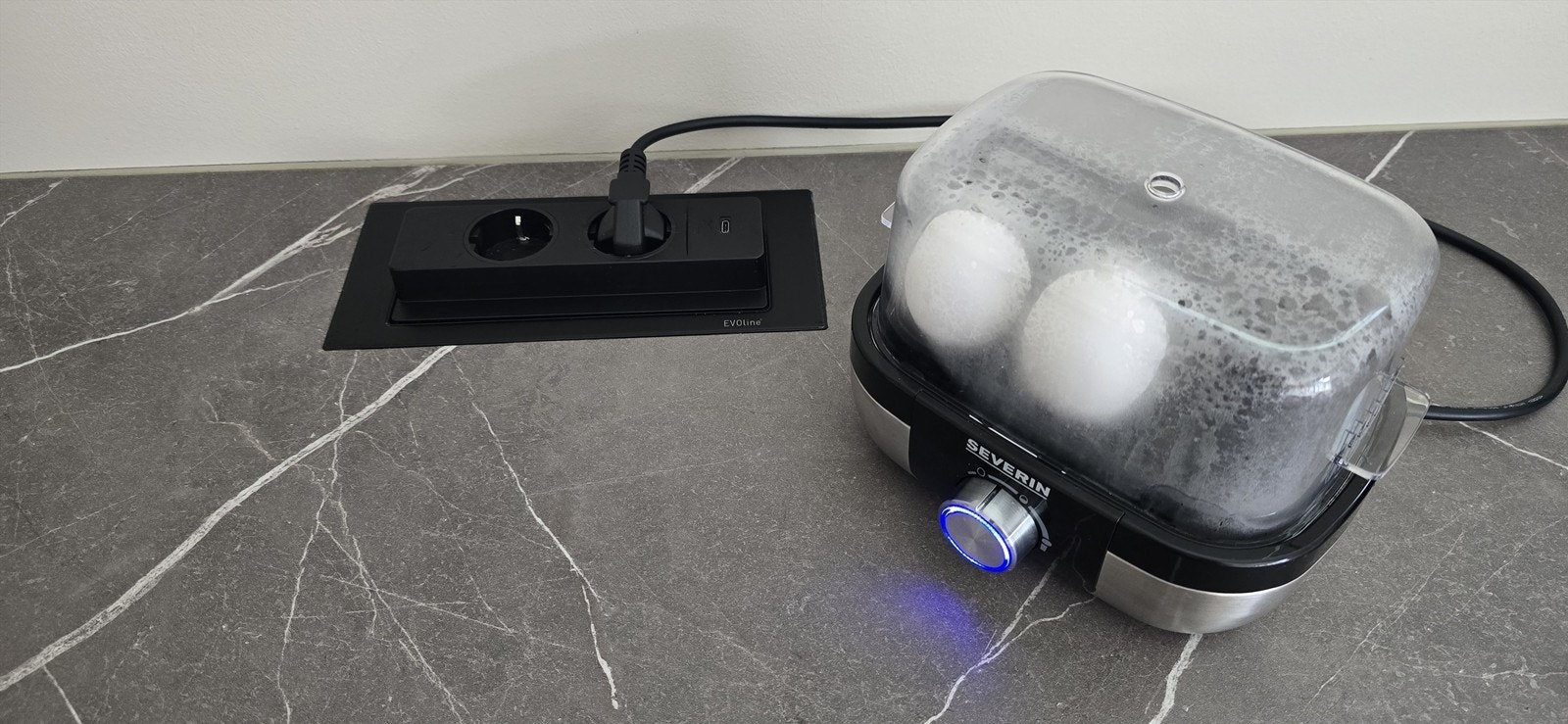 Backflip-kontakt i kjøkkenbenk. Foto: Selger Galleribilde