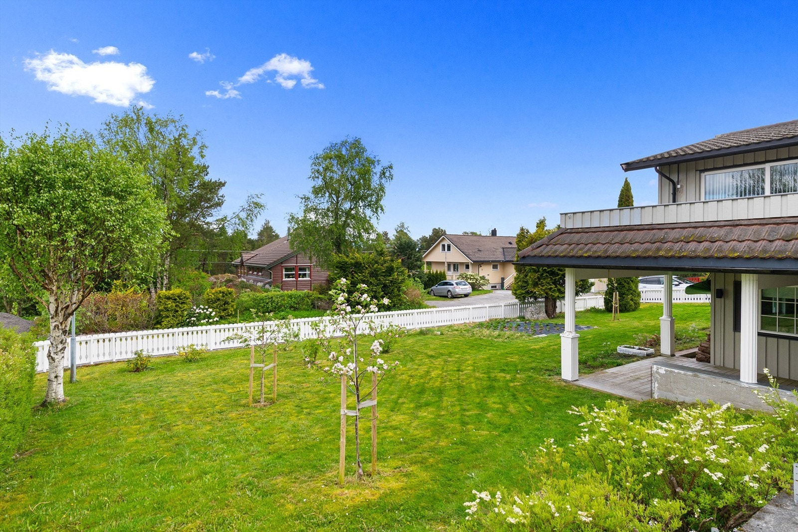 Tomta er flott opparbeidet med plenareal og beplantning Galleribilde