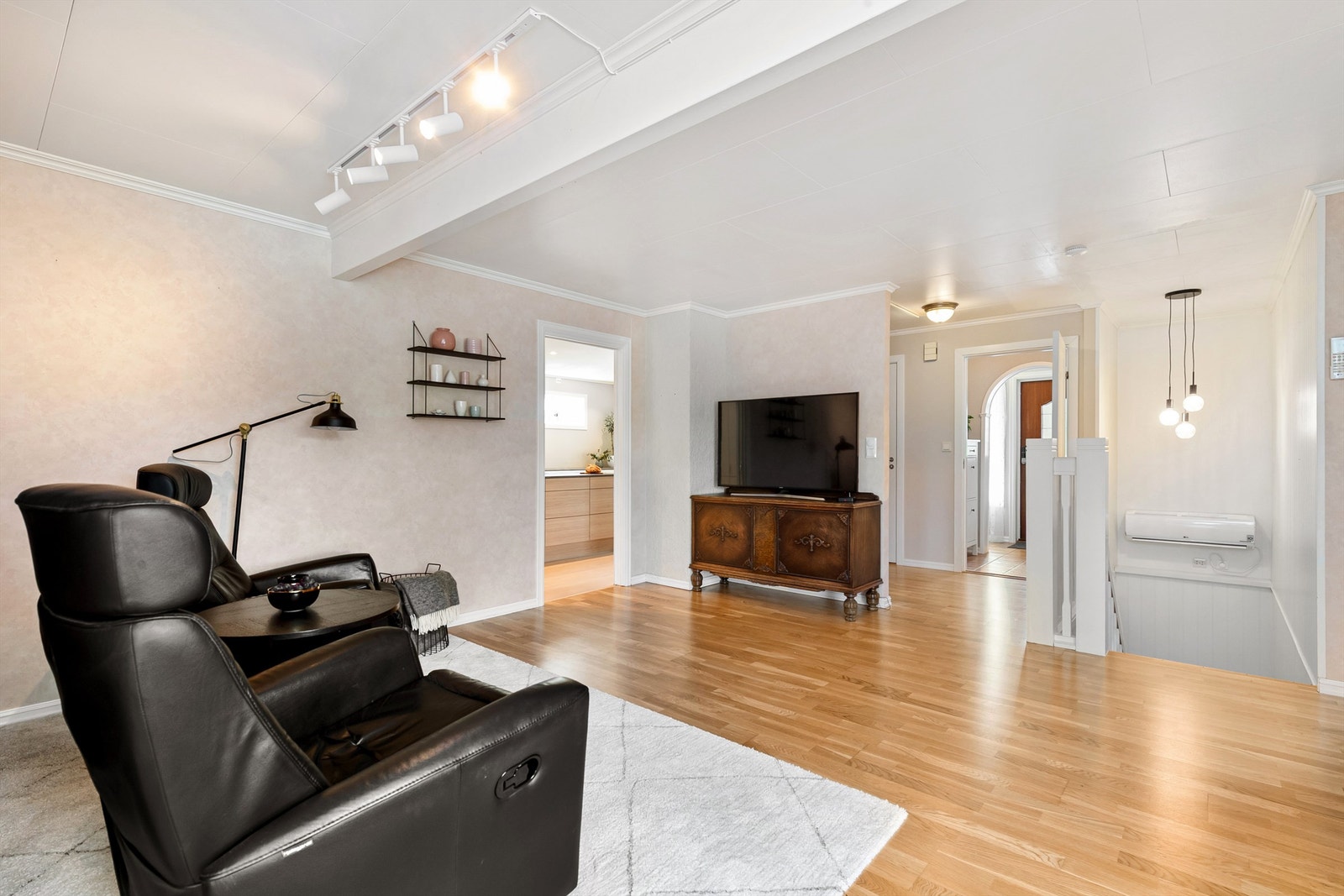 Stue med trapp til kjeller Galleribilde