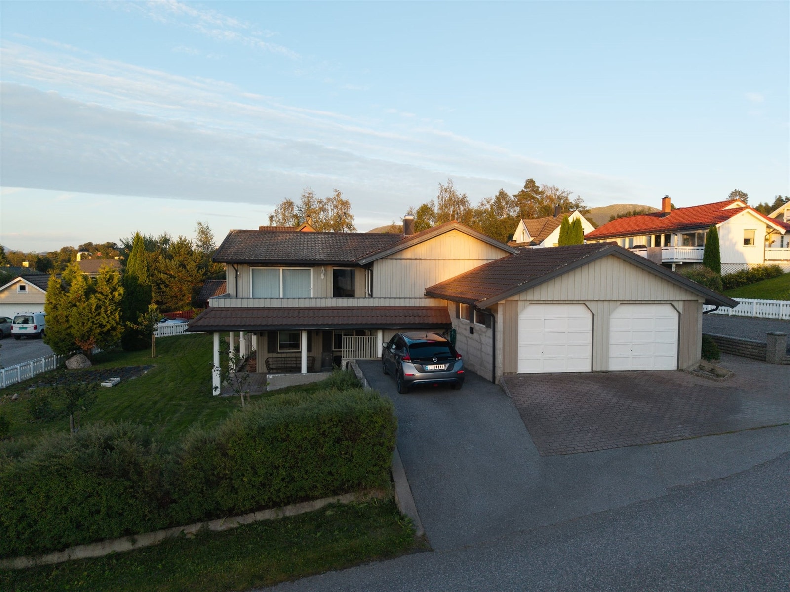 Boligen har en romslig dobbelgarasje Galleribilde