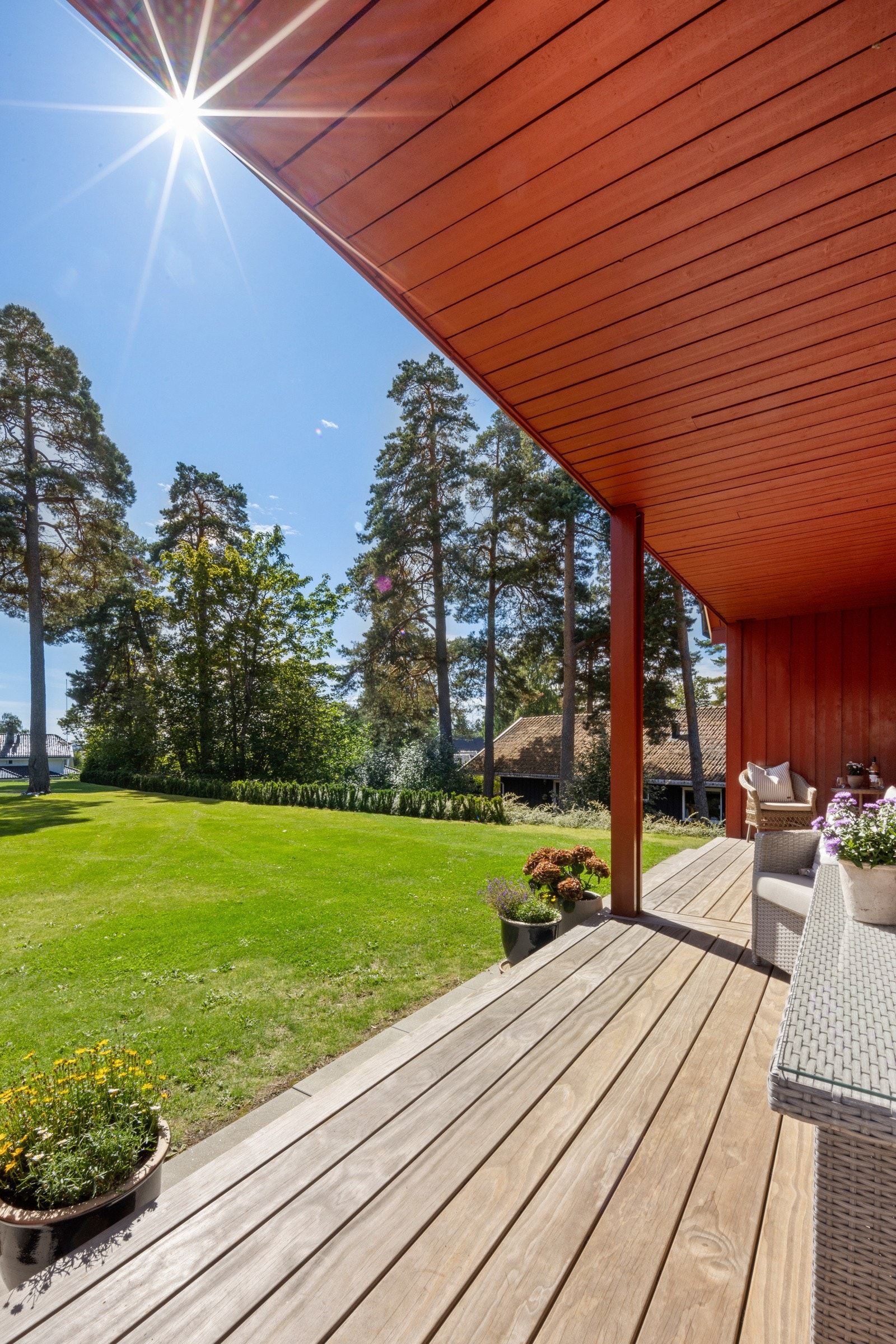 Dels overbygd terrasse på ca. 24 kvm med tilgang fra kjøkken og hovedsoverom. Det ble lagt nye Kebony terrassebord i 2023. Galleribilde