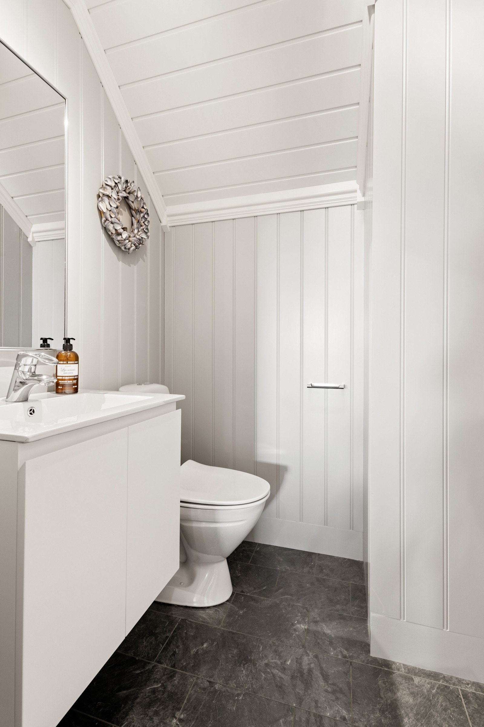 Ekstra toalettrom i 2. etasje ved siden av badet. Det er 2 komplette baderom, 2 ekstra toaletter og et separat vaskerom i boligen. Galleribilde