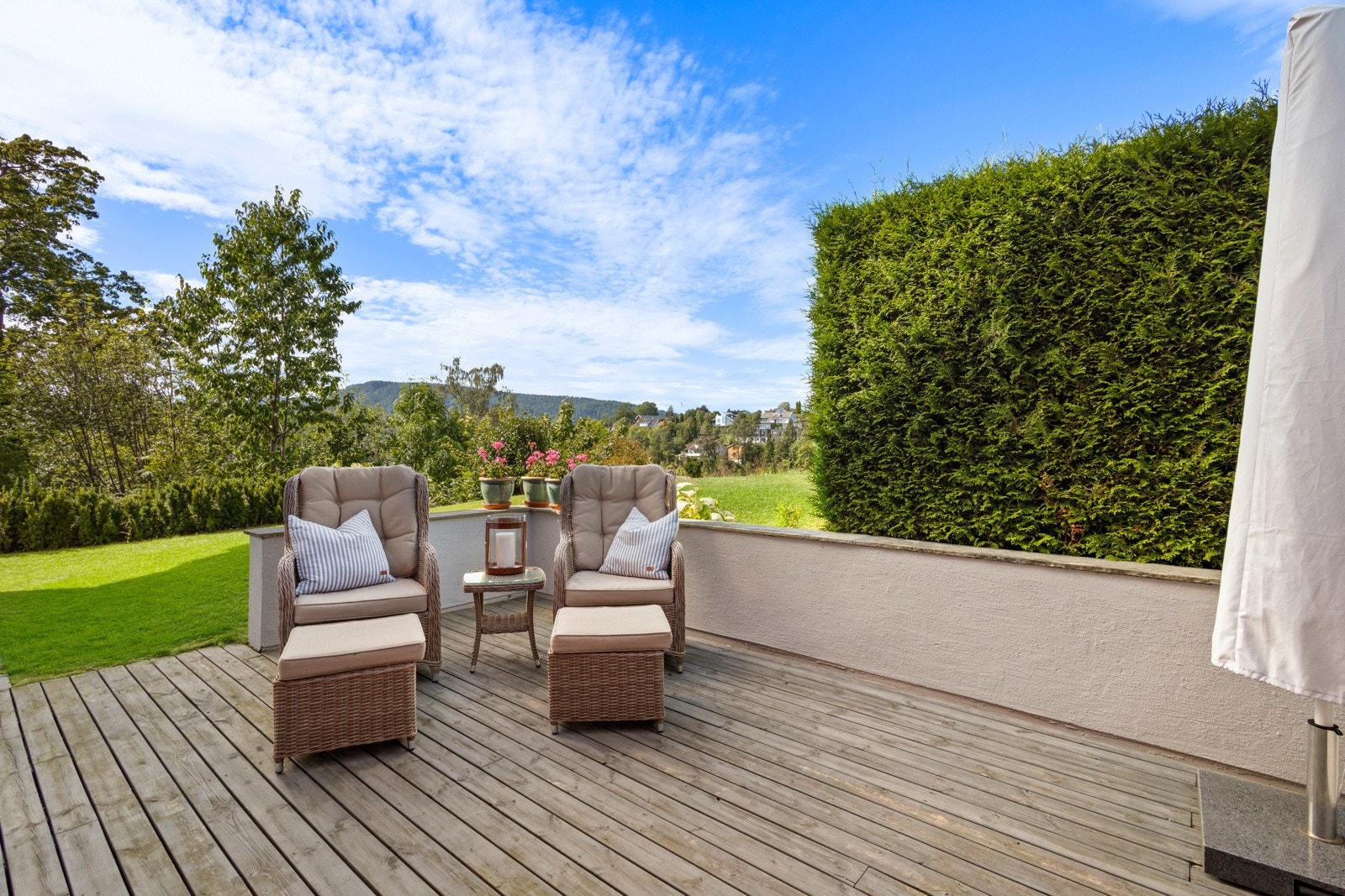 Fra stuen er det utgang til nordvestvendt terrasse på 15 kvm med sen kveldssol Galleribilde