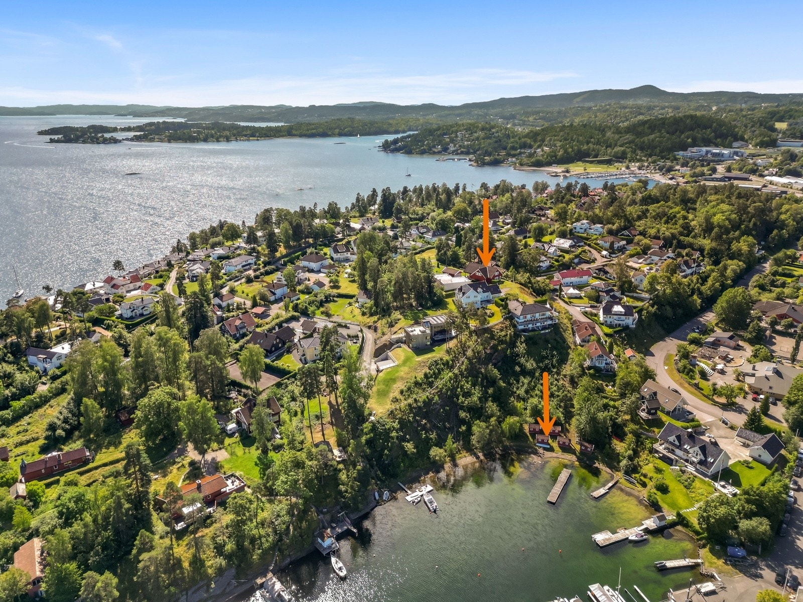 Fra eiendommen er det kun noen få minutters gåtur på privat sti ned til sjøen, hvor eiendommen har eierandel i en stor strandparsell med både brygge og egen sjøbod Galleribilde