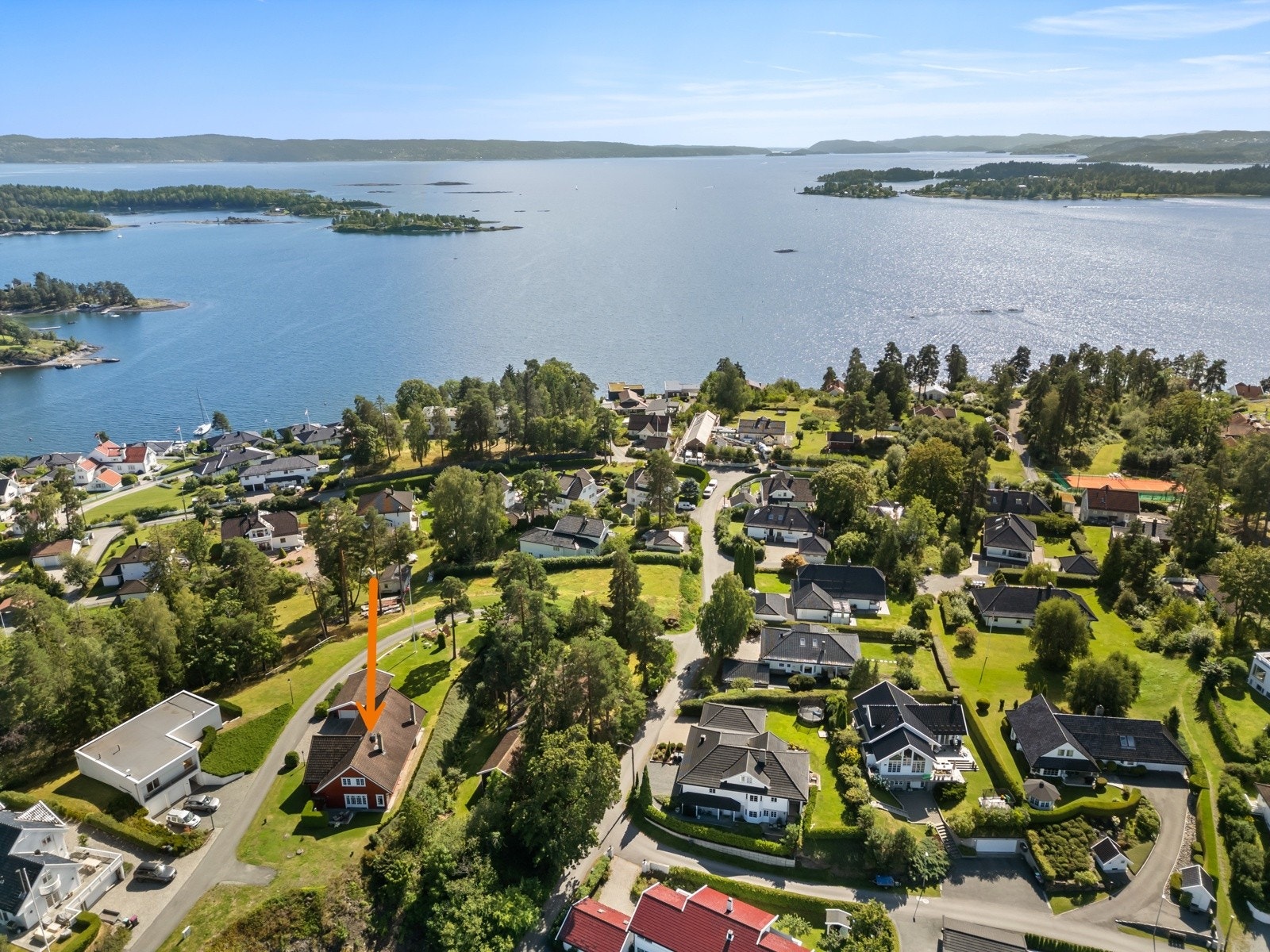 Boligen ligger skjermet og fredelig til i vakre og maritime omgivelser, fullstendig tilbaketrukket fra trafikk og sjenerende støy Galleribilde