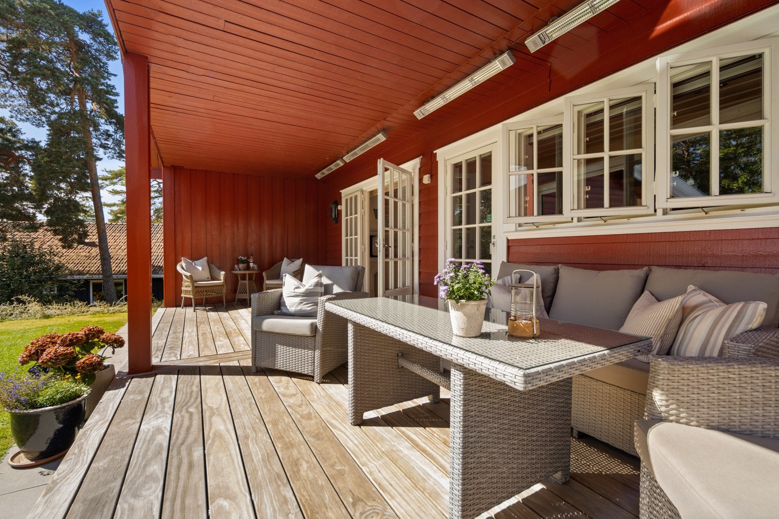 Dels overbygd terrasse på ca. 24 kvm med tilgang fra kjøkken og hovedsoverom. Det ble lagt nye Kebony terrassebord i 2023. Galleribilde