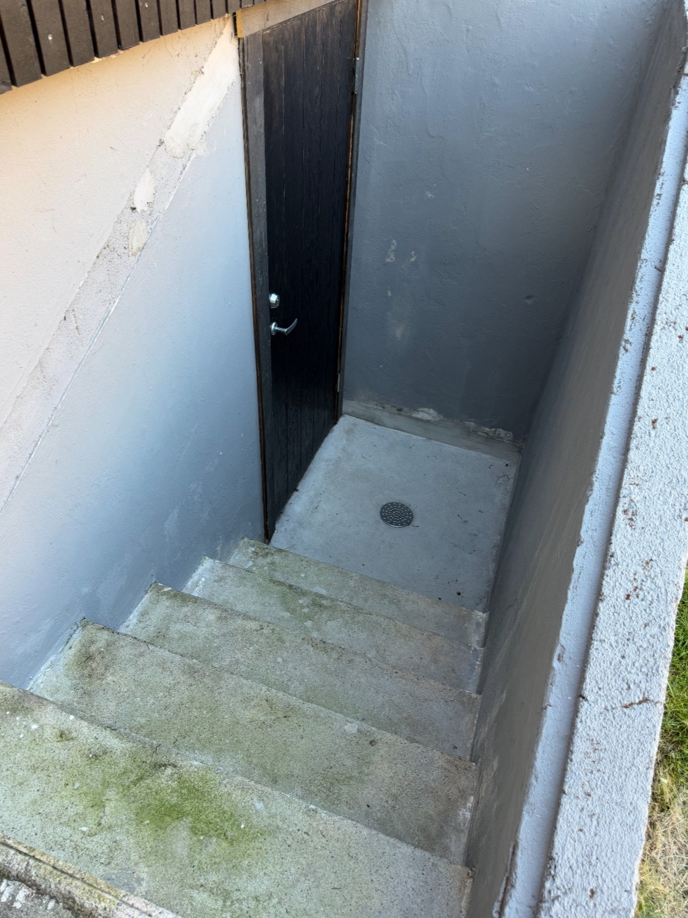 Nedgang til kjelleren utenfra. Privat bilde Galleribilde