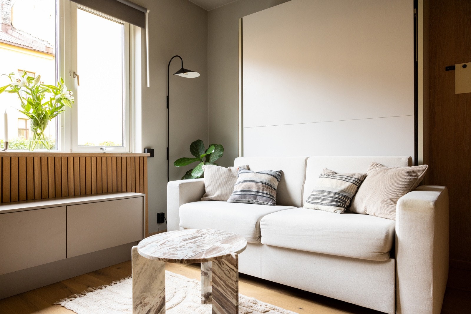 Gjennomtenkte snekkerbygde løsninger med integrert oppbevaring og utfellbar seng. Galleribilde