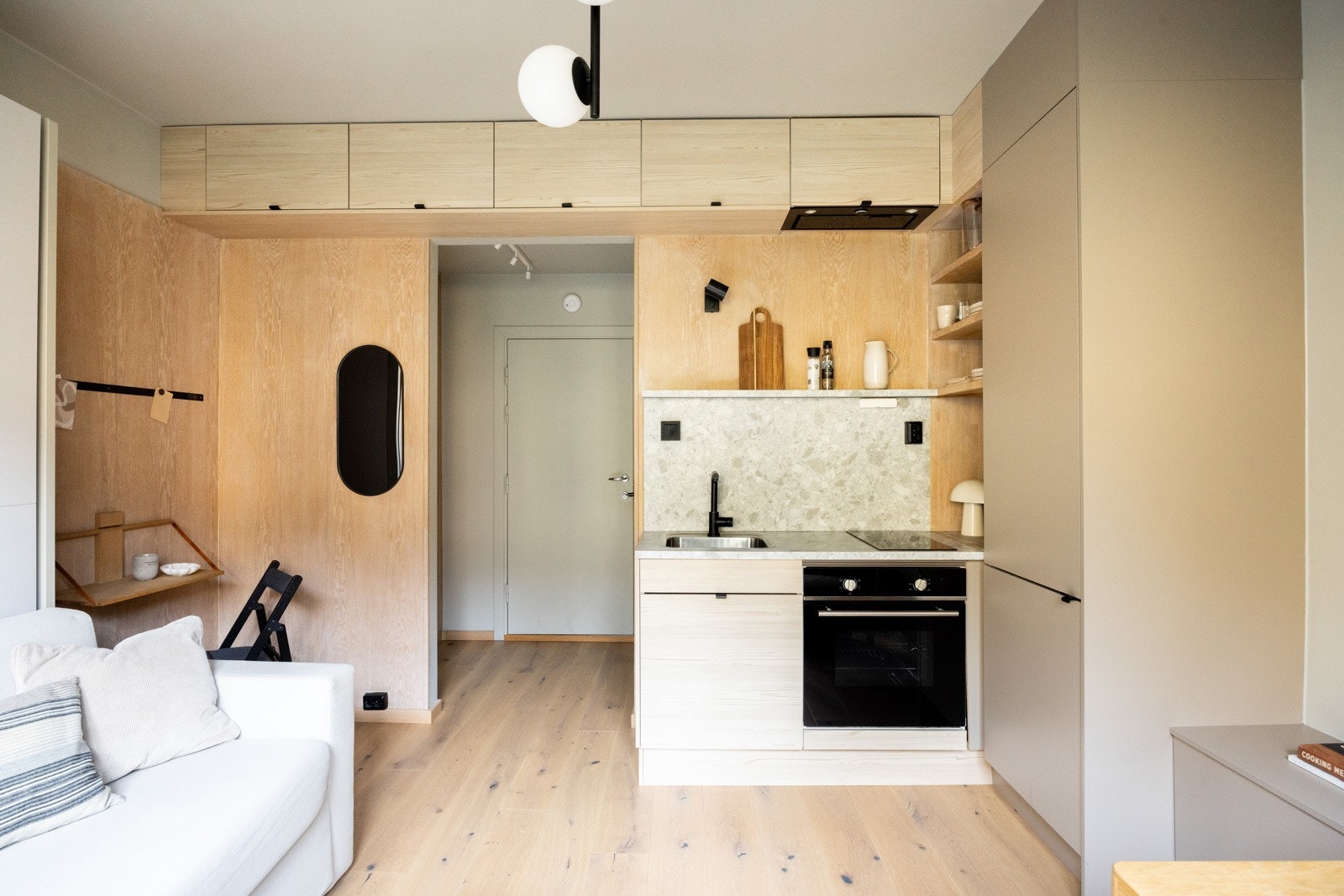 Kjøkken med stilrene fronter, snekkerbygde løsninger og integrerte hvitevarer. Galleribilde