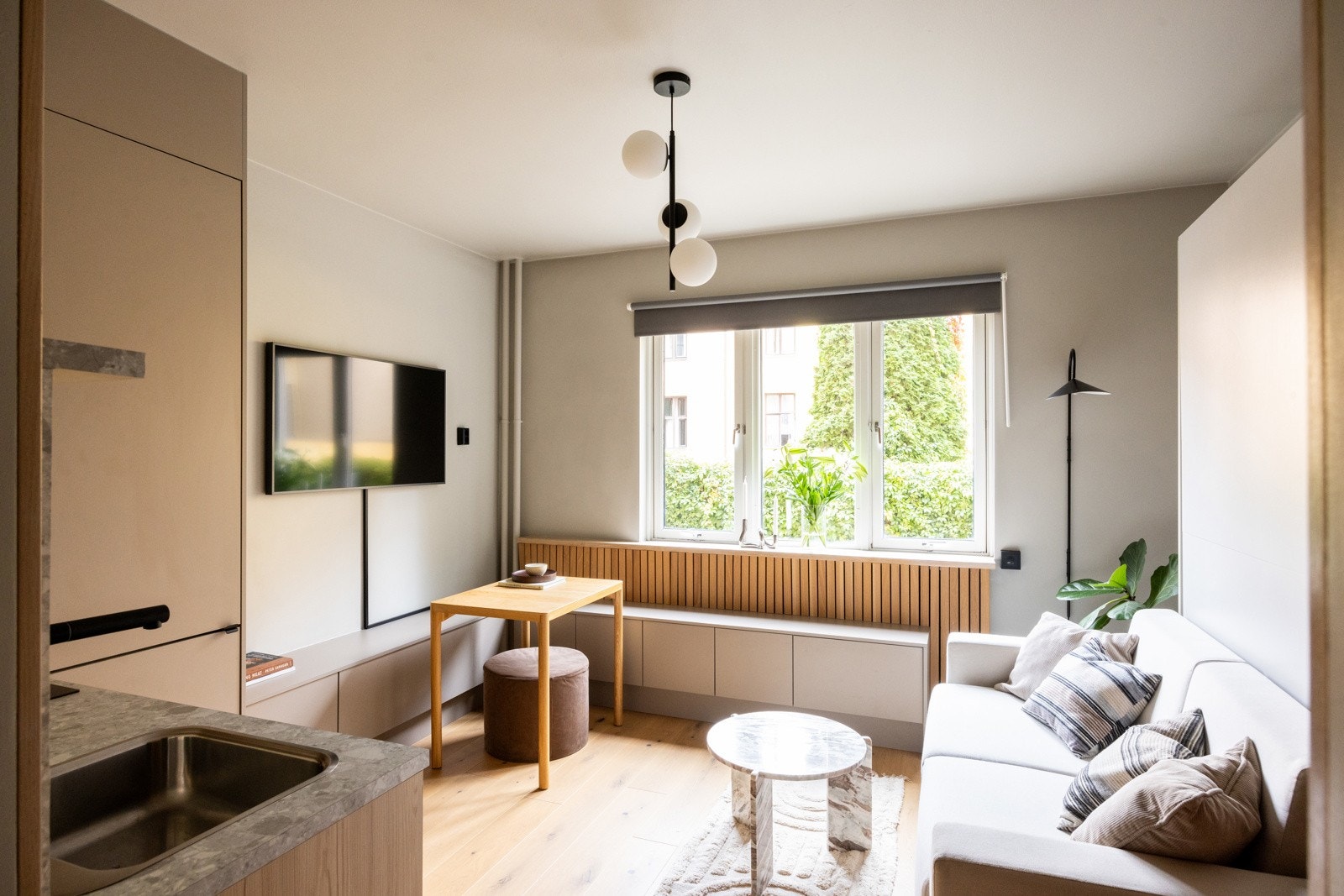 Store vindusflater slipper inn rikelig med dagslys og skaper en lun atmosfære. Galleribilde