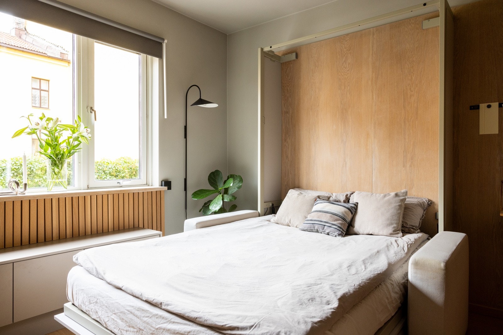 Smart soveløsning med integrert utfellbar seng som enkelt kan slås opp og ned. Galleribilde