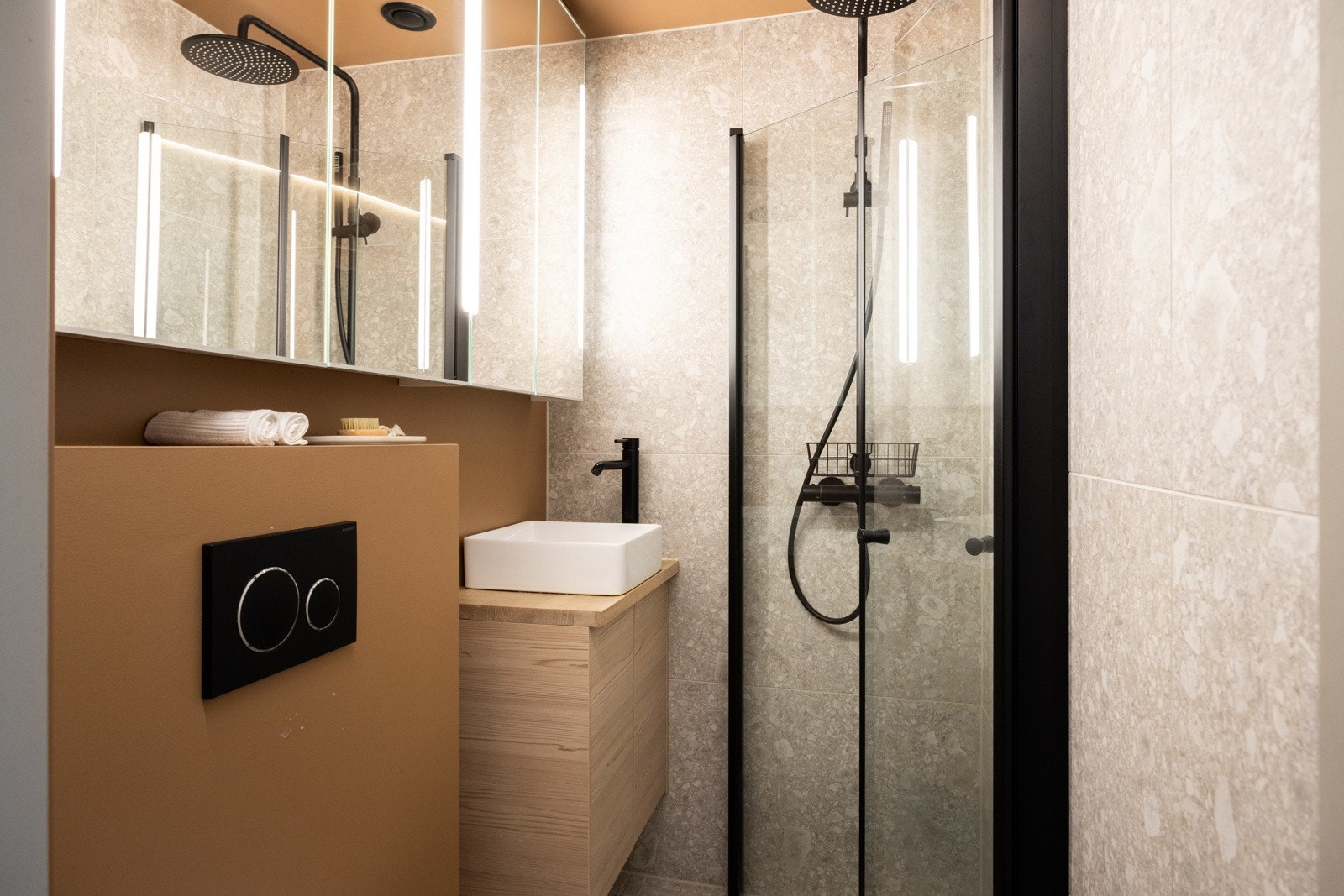 Stilrent baderom med flislagt gulv, varmekabler og moderne innredning. Galleribilde