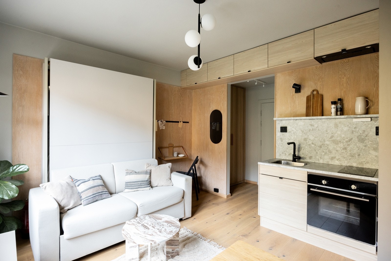 Lyst og moderne oppholdsrom med åpen stue- og kjøkkenløsning. Galleribilde