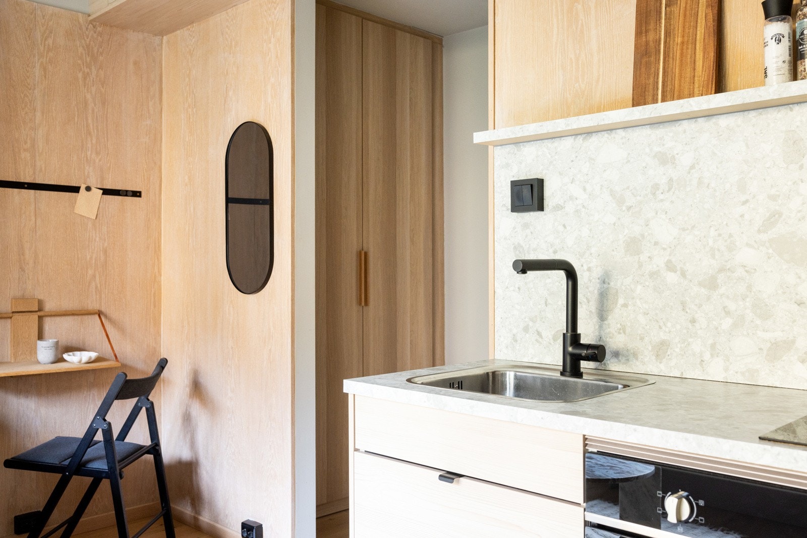 Boligen ble betydelig oppgradert i 2020?2021, med vekt på helhetlige løsninger og plassbygde kvalitetsdetaljer. Galleribilde