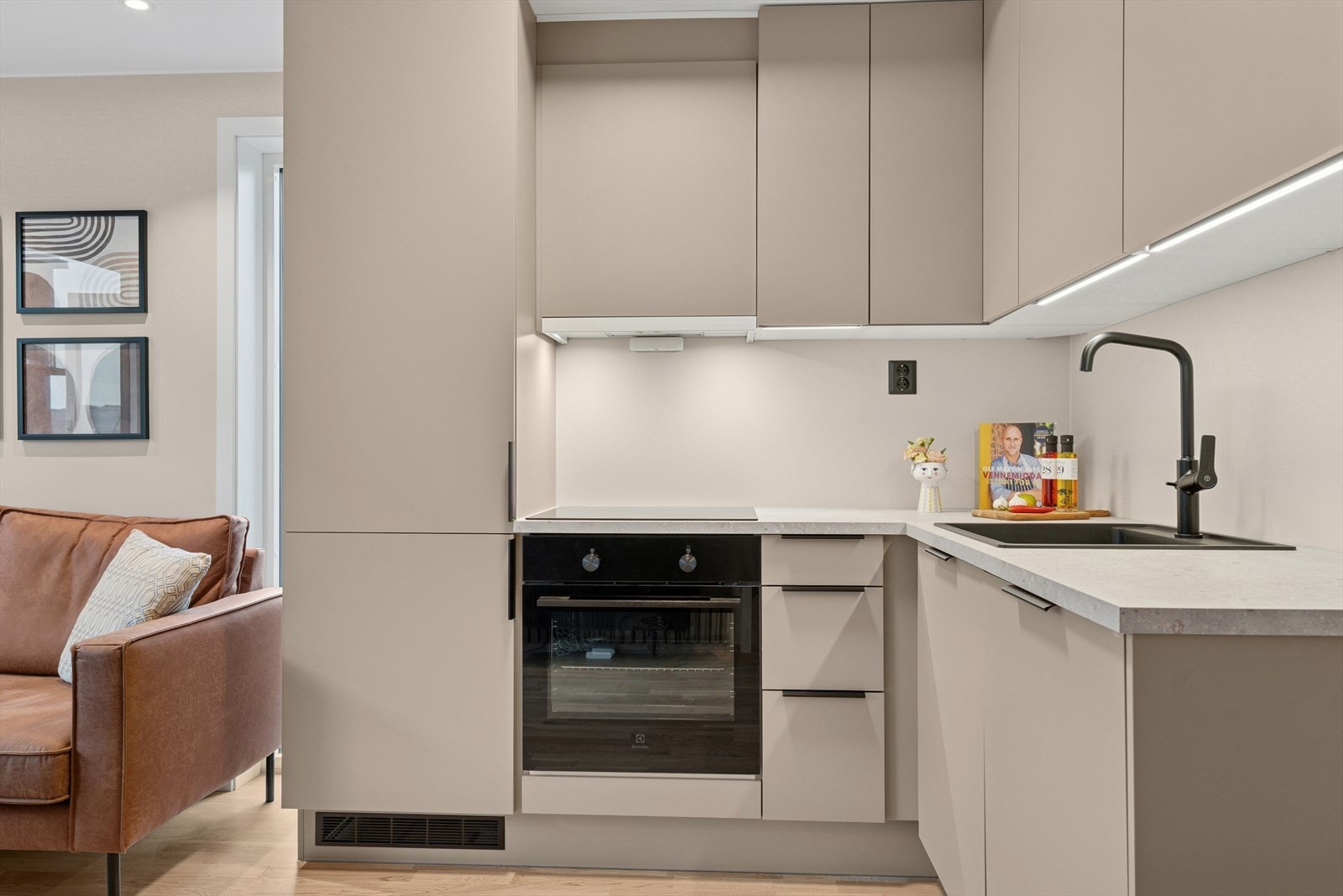 De integrert hvitevarene medfølger og består av stekeovn, koketopp, oppvaskmaskin og kombiskap kjøl/frys Galleribilde