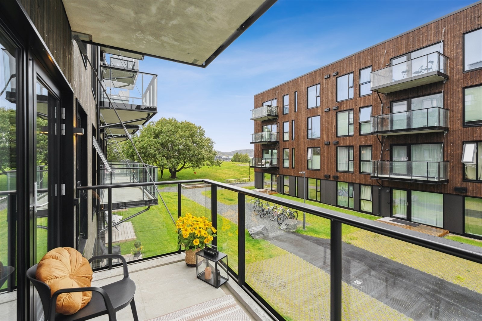 Balkongen er overbygget og har rekkverk i glass - Det er belysning og utestikk på balkongen Galleribilde