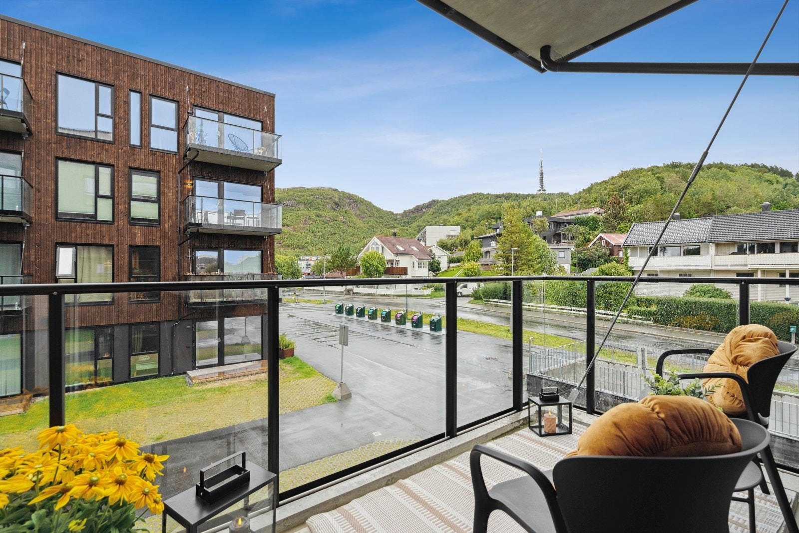 Utgang fra stuen til en nordvest-vendt balkong m/glassrekkverk Galleribilde