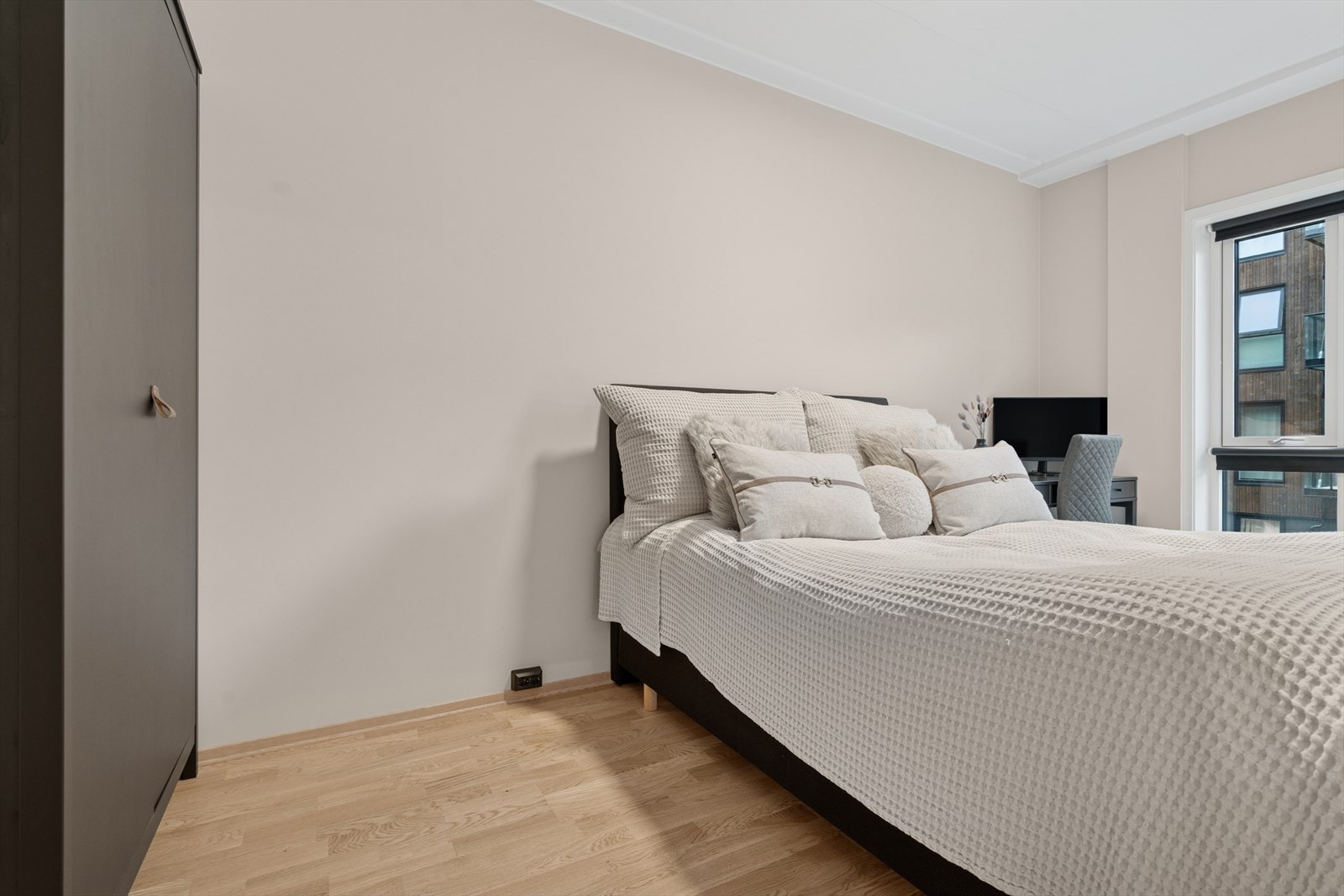 Det er satt inn et praktisk garderobeskap i mørk utførelse Galleribilde