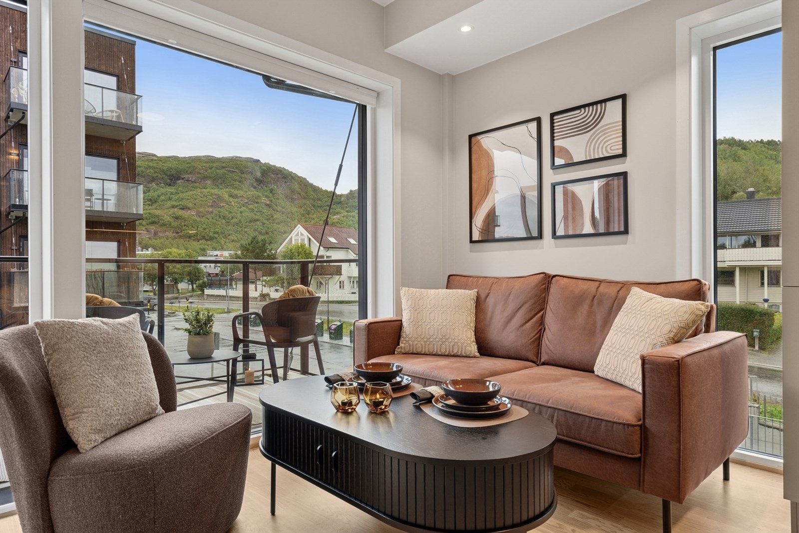 Frisikt over nærområdet med deler av Pallfjellet i bakgrunnen Galleribilde