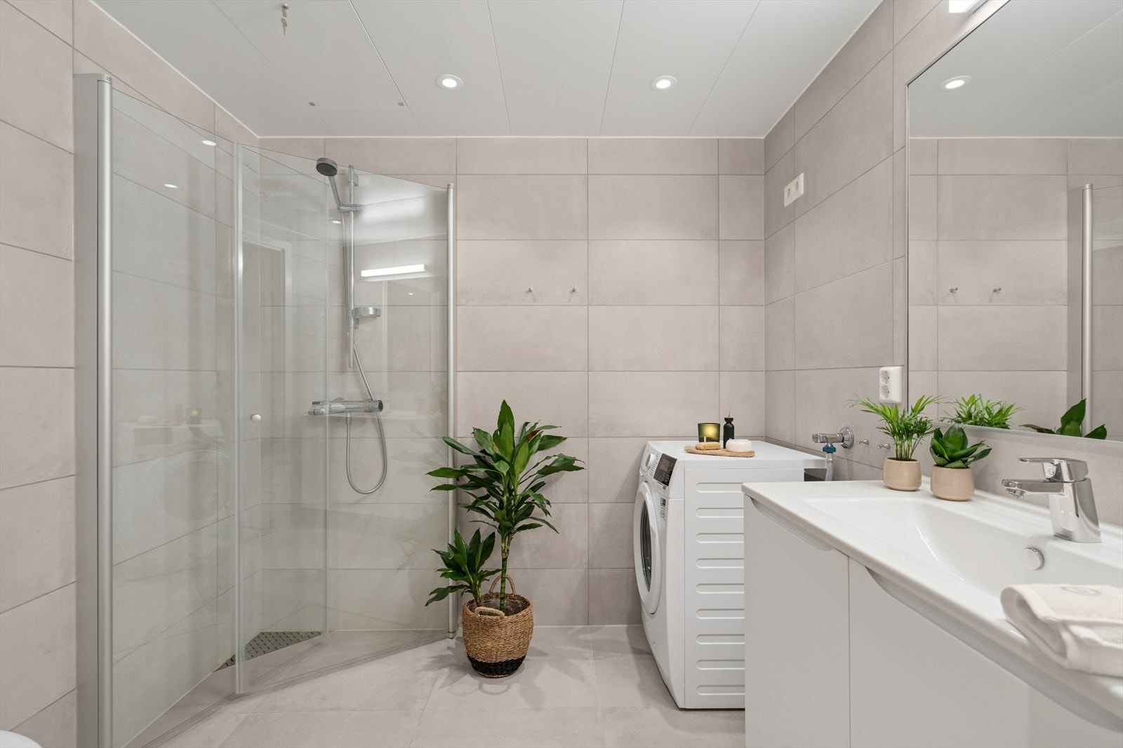 Badet er utført med store fliser på gulv og vegger Galleribilde