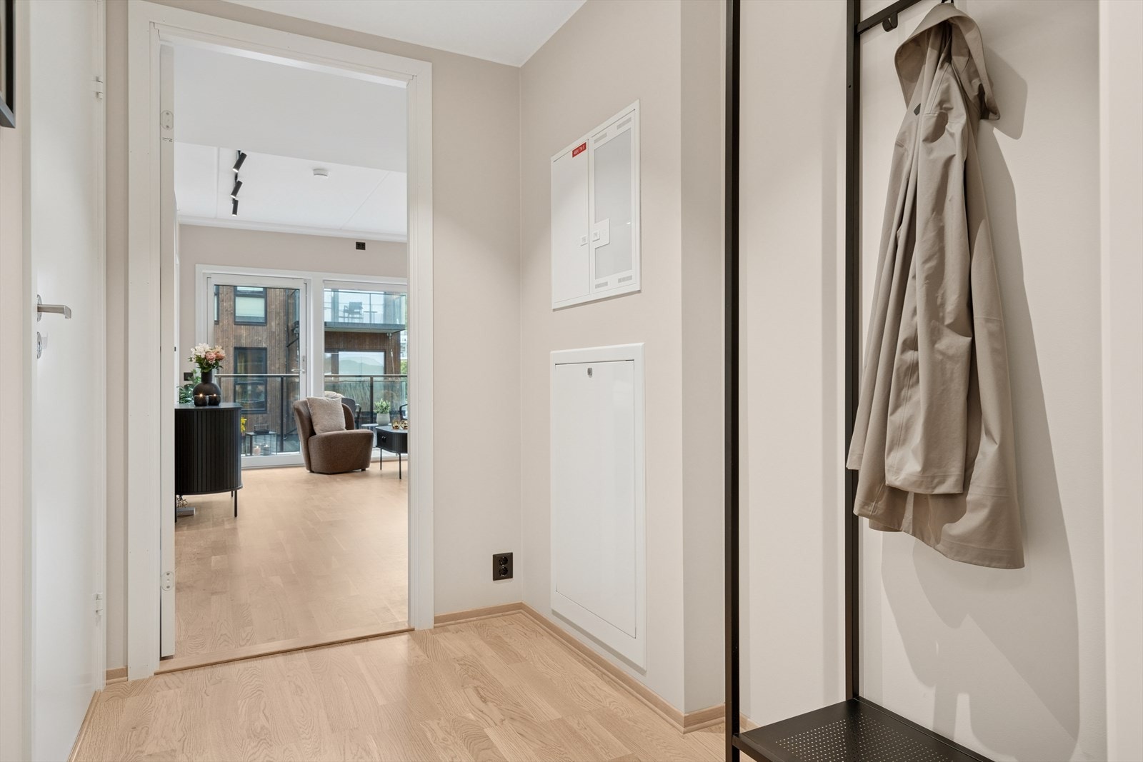 Du ønskes velkommen inn i en hyggelig entrè med plass til å sette fra seg sko og henge yttertøy - Fra entreen har du tilgang til badet og stue/kjøkken Galleribilde