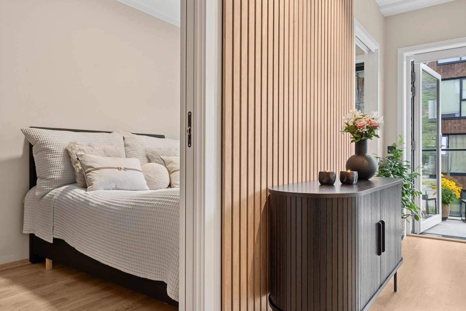 Det er såkalt "Laila-løsning" til soverommet med skyvedør på begge sider av sengen Galleribilde