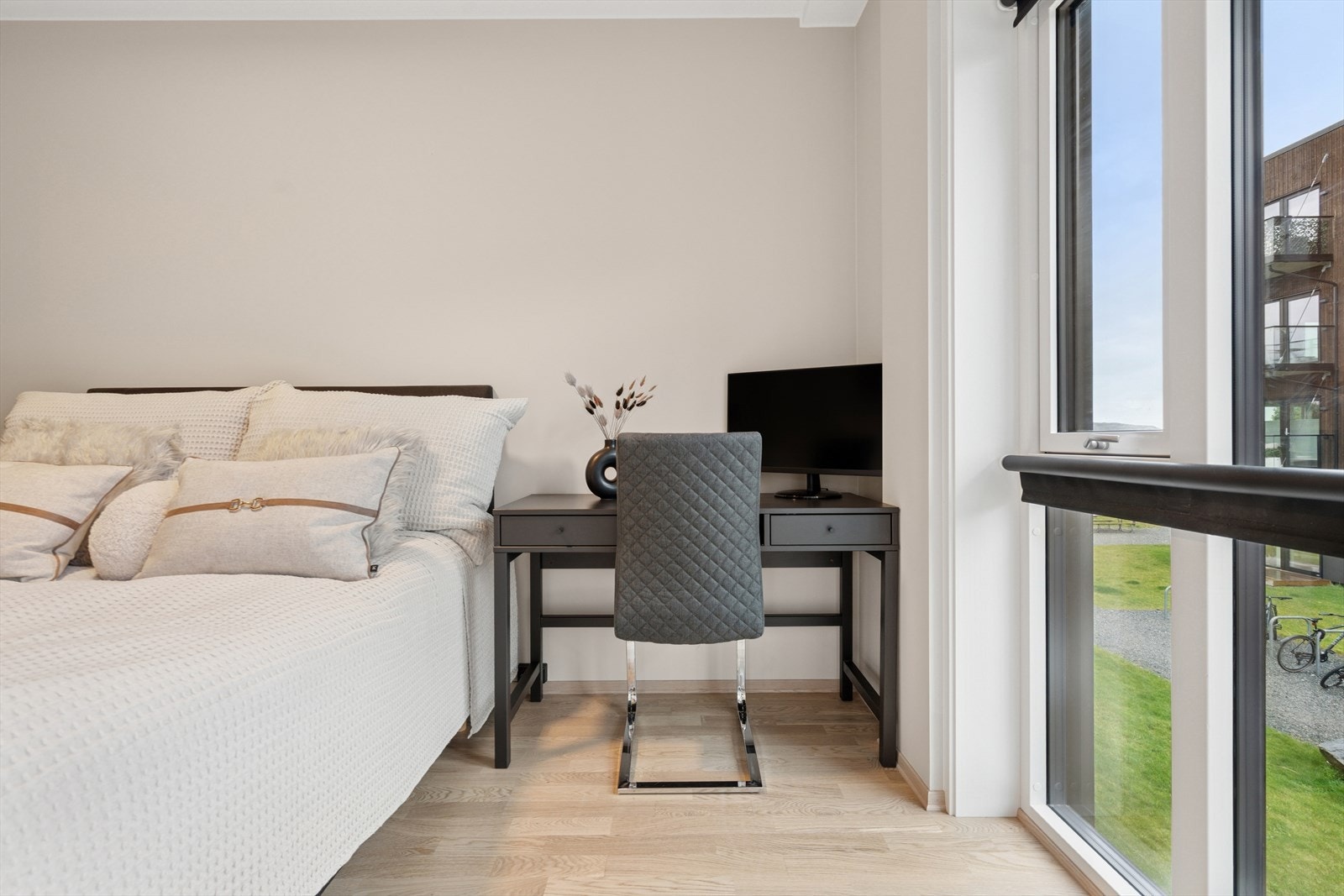 Soverommet gir deg god plass til både dobbeltseng og skrivepult Galleribilde