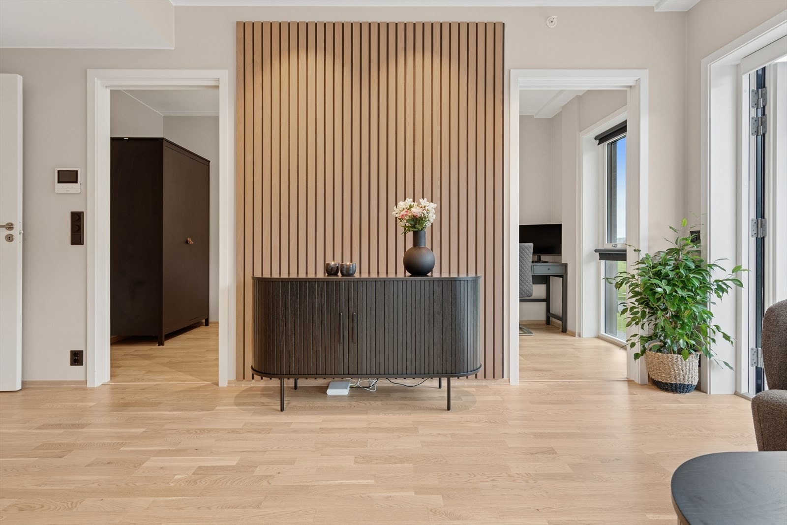 Leiligheten har energivennlig oppvarming med vannbåren varme (stue/kjøkken + entrè) og balansert ventilasjon som gir bedre inneklima Galleribilde